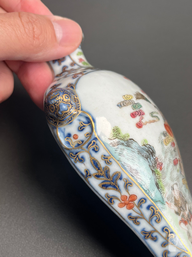清乾隆  青花粉彩“鹊桥相会”图双兽耳壁瓶 - 图8